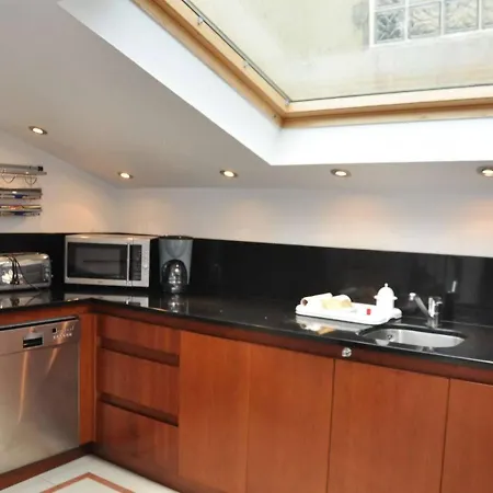 Maison A 100m De La Avec Wifi, Parking Prive Et Jardin, Au Coeur De - Fr-1-368-210 *
